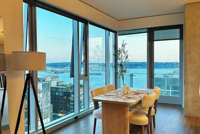 Image de Modern 2 Bedroom Rental with City/Water Views in the Heart of Seattle
