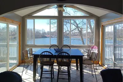 Image de Alexander’s Landing Penthouse - Lakefront, Balcony, and Room to Relax