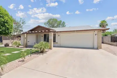 Image de 2-bedroom house in brilliant Glendale with pool & near State Farm Stadium