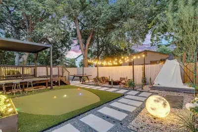 Image de Walkable East Austin Oasis with Jacuzzi