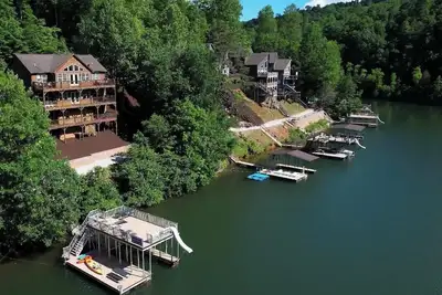Image de Norris Lake Luxury 8br, Private 2-Story Dock, Waterslide, Hot Tub, Sleeps 28! ! ! !