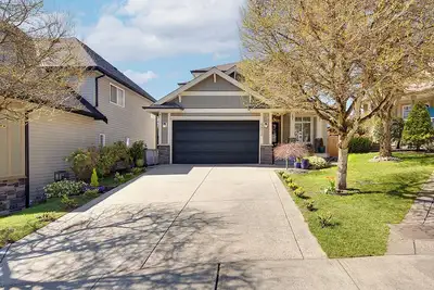 Image de Spacious 4-bedroom house Langley with WiFi, Ac, 5 mins to 10 acre park