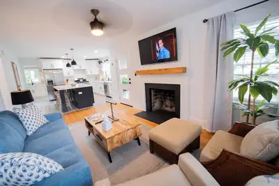 Image de Luxury 2 bd lakefront Modern porch fire pit fisherman boat dock walk to downtown