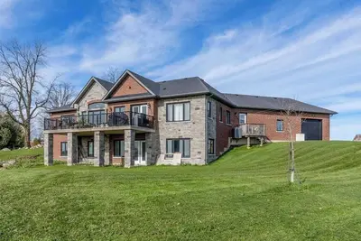 Image de Luxurious Farmhouse on 100 acres- 45 mins from north of Gta