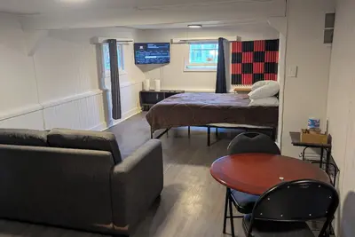 Image de Bachelor Basement Suite of Older House in Cedar Cottage East Van. Pet Friendly!