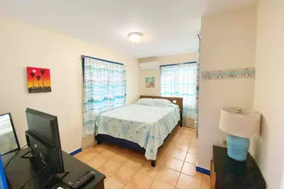 Image de Spacious Two-Bedroom Getaway with Balcony by the Beach