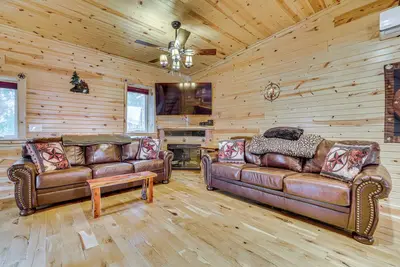 Image de Walk to Lake & Dining: Couple’s Cottage in Pepin