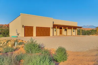 Image de 5 Mi to Arches Np: Canyon-View Hideaway w/ Deck!