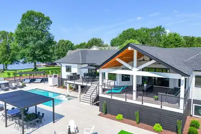 Image de Lake Anna Waterfront Retreat, Pool & Private Beach, Family-Friendly, Sleeps 16+