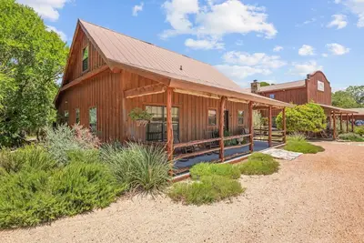 Image de Sister Creek Ranch - First Cabin - Hot Tub - Fireplace - Hill County Views