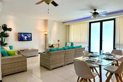 Image de Exceptional three-bedroom, two-and-a-half-bathroom ground floor condo