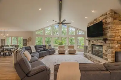 Image de Luxe on the Lake by Innsbrook Vacations!