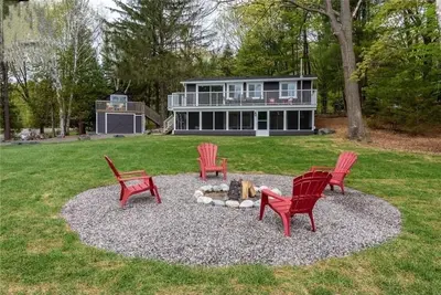 Image de Muskoka lakefront, private sand beach, cosy-family cottage