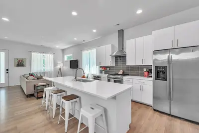 Image de 4br Retreat with Free Parking, 5 Mins to Uptown, Noda Arts and Camp North End.