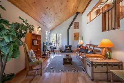 Image de Cliffside Retreat with River Views and Starry Skies