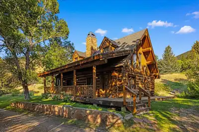 Image de Riverside log cabin, pool, pickle ball court, ultimate mountain experience