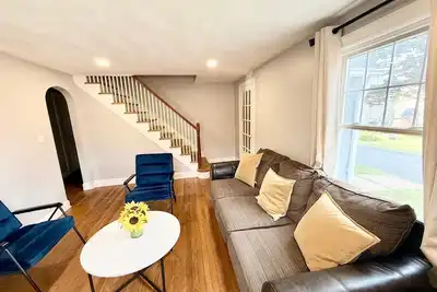 Image de King Bed, Affordable Classic Bristol Home Sleep 8+