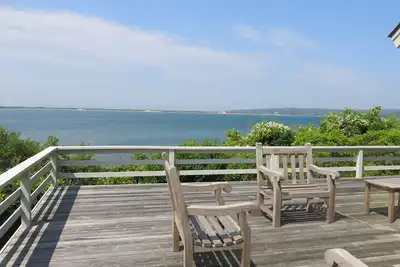 Image de Waterfront, 4-bed/4-bath Contemporary on Menemsha Pond with Private Beach & A/C