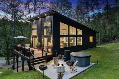 Image de Mid-Century Modern Woodland Retreat with Hot Tub, Cold Water Plunge, & Fire Pit!