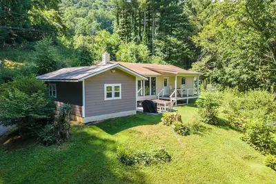 Image de Come Spend Christmas at Barnview Cottage~Mtn View & Fire Pit~Mins to Burnsville