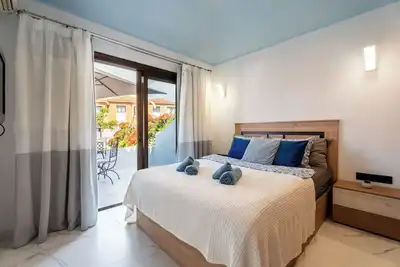 Image de The Skipper's Nest: chic 1-bedroom apartment with WiFi, Ac, Tv in Amarilla Golf