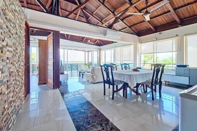 Image de L’établissement pieds dans l'eau, Blue Reef Blue Bay, se situe à Blue Bay Beach