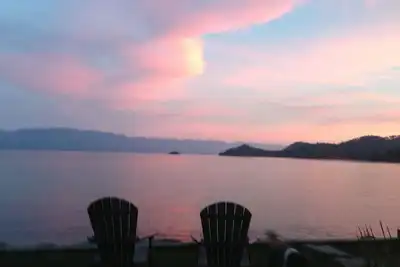 Image de Flathead lakefront Charming 3-bedroom house with deck overlooking two islands!