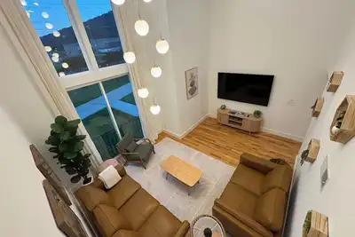 Image de Luxe Southside Townhome w/ Views + Garage