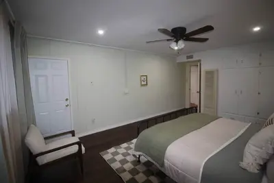 Image de Near downtown Lancaster. King bed. Spacious rooms