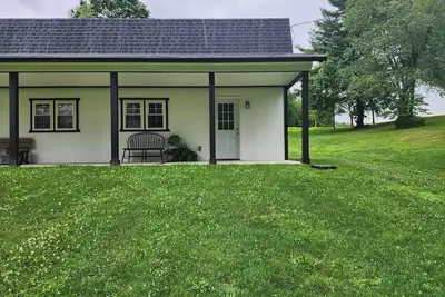 Image de Brand new studio apartment with queen bed, queen pull out, Wifi and Ac.