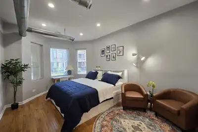 Image de Luxe Loft vibe –4br/3ba Apt– King Suite-11 minutes from downtown-Families-Groups