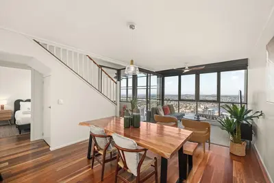 Image de 2 level Sky Home in the clouds with car parK