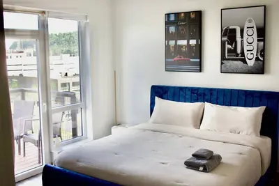 Image de 1 bd / 1 ba with balcony, minutes to downtown Pitt, amenities included