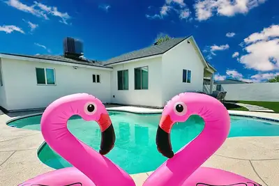 Image de Modern Pool Home | 6 Min Airport | Sleeps 8 | Phx