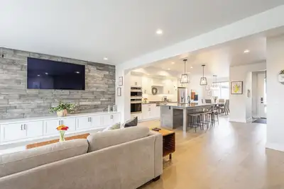 Image de Luxe Townhouse with Fire Pit Close to Micron