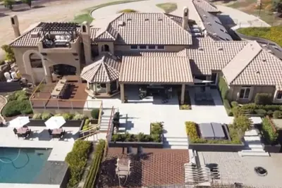 Image de Hilltop, Estate with views, vineyards, and\nThe utmost in luxury