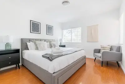 Image de Charming Spacious Home - Modern Comforts, Prime Location