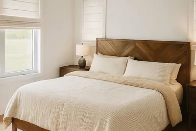 Image de 6 minutes from Ipperwash Beach! Stunning 3-bedroom cottage with WiFi and Ac