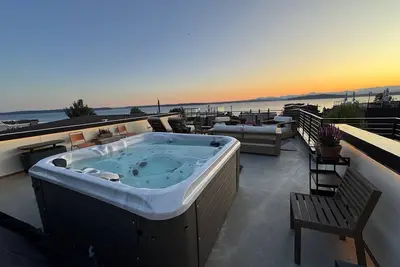 Image de Luxury Alki house with Hot Tub on Rooftop Deck and Views