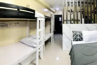 Image de Cozy Studio Unit Near Airport: Ideal for 2-6 pax. Balcony and complete amenities