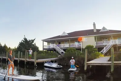 Image de The Kite Club - Canal Front, All One level - 4 Bedroom House, Pool, Large Docks