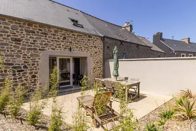 Image de Maison lumineuse avec terrasse et jardin privé près de la plage