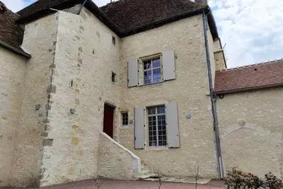 Image de Location spacieuse dans ancien prieuré restauré