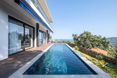 Image de Maison d'architecte avec piscine chauff&eacute;e & sublime vue mer