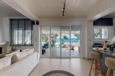 Image de Nikkon Luxury Living is a luxury private villa, in top of the sea. Enjoy Luxury.