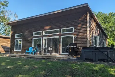 Image de Unwind at BasinView Retreat: Luxe Waterfront Cottage with hot tub & beach access