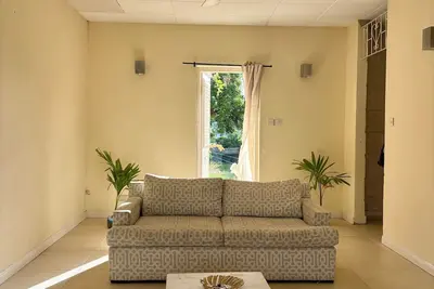 Image de Room to Rent in Budget Friendly Bungalow with Island Breeze & Tropical Orchard