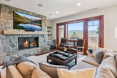 Image de Huge Outdoor Space by InvitedHome | Views, Hot Tub, Ski-In/Ski-Out