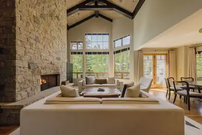 Image de Modern Private Home by InvitedHome | Patio, Hot Tub, Walk to Shops