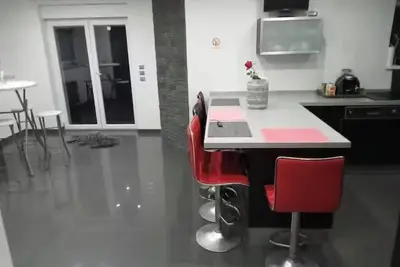 Image de maison avec vue panoramique piscine echaufee et jacouzzy